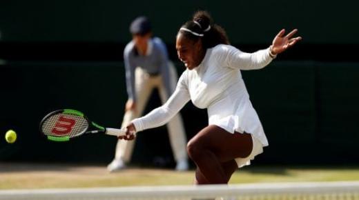 أتقن تقنية الضرب الخلفية في لعبة التنس بنصائح من سيرينا ويليامز.