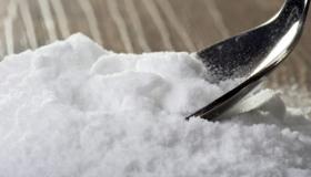 شاهدي ما يمكنك تحقيقه عن طريق سكب بيكربونات الصودا على الأريكة!