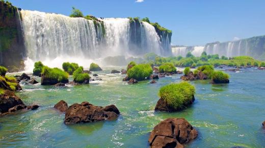 الشلال الساحلي الرائع الذي ينتهي مباشرة في مياه المحيط الهادئ