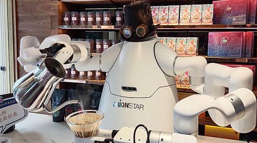 صانع القهوة الآلي يحضر لك القهوة لأنه يستطيع ذلك