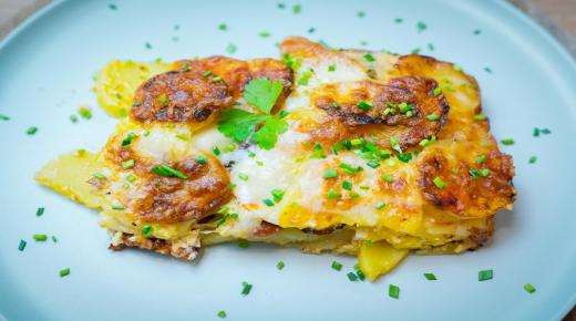 طاجن بطاطس محشو باللحم المقدد والسجق والكيلباسة.