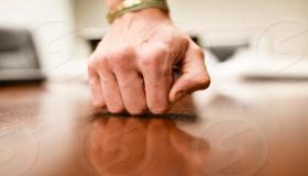 لماذا نطرق على الخشب من أجل الحظ