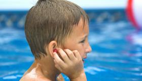 طرق لإخراج الماء من أذنك