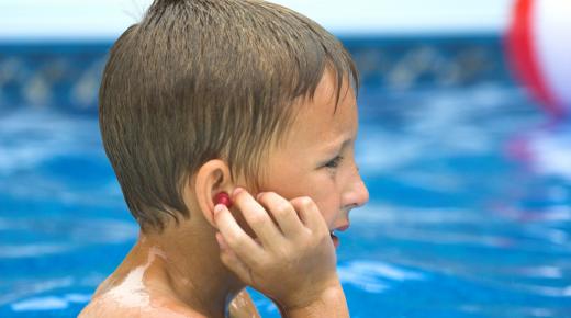 طرق لإخراج الماء من أذنك