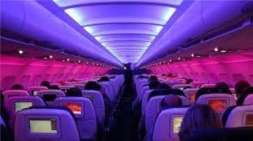 لماذا تنطفئ أضواء المقصورة أثناء الإقلاع والهبوط