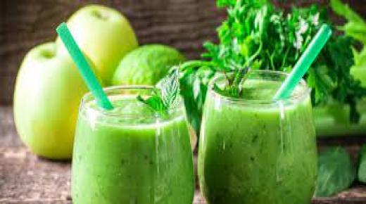 الترطيب بمضادات الأكسدة: اشرب كوبًا واحدًا من عصير الكرفس يوميًا