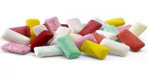 هل يمكن أن تتأذى حقًا إذا ابتلعت علكة؟