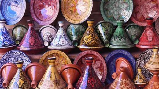 صناعة الفخار.