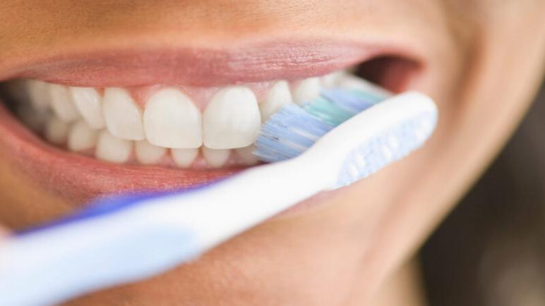 هذا هو عدد المرات التي تحتاج فيها حقًا إلى تغيير فرشاة أسنانك، وقد تتفاجأ بشدة