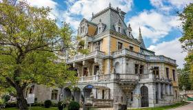 أخليون: قصر إمبراطوري مأخوذ من القصص الخيالية