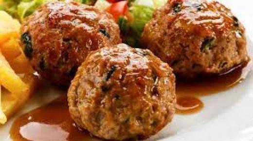 الحيلة لجعل كرات اللحم كروية تمامًا