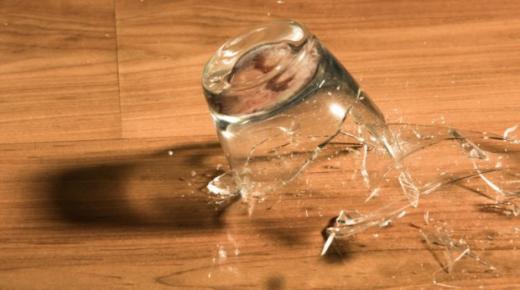 زجاج مكسور على الأرض؟! تعرف على كيفية جمعها في دقيقة!