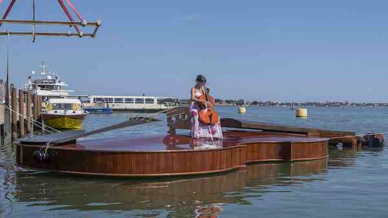 كمان خشبي عملاق ينقل الموسيقيين عبر القناة الكبرى في البندقية
