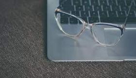 كيف تريح عينيك إذا كنت تعمل لساعات طويلة على الكمبيوتر