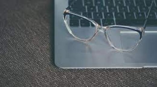 كيف تريح عينيك إذا كنت تعمل لساعات طويلة على الكمبيوتر