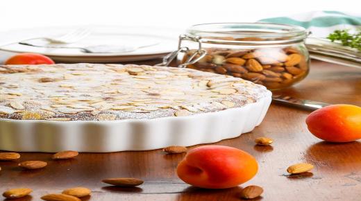 سترغب دائمًا في صنعه في الصيف: كعكة المشمش واللوز.