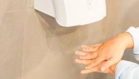 نعلم أن مجففات الأيدي يمكنها نشر الجراثيم عبر الهواء. 