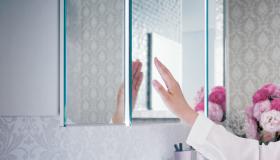 مرآة تضيء عندما تمسك بيدك