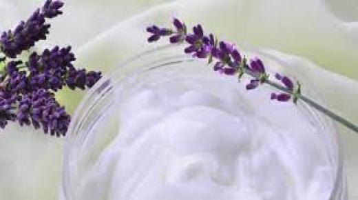 طرق لعمل لوشن مزيل المكياج منزلي الصنع