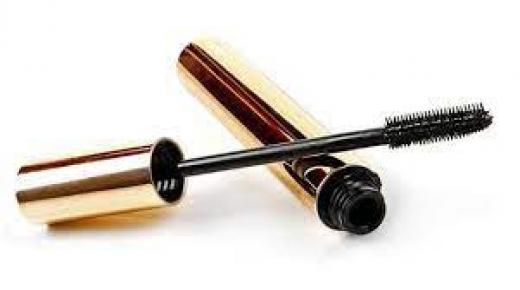 ثلاثة أخطاء تقوم بها عند وضع الماسكارا