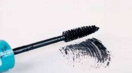 كيفية إزالة الماسكارا من ملابسك