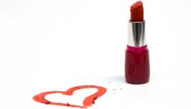 من سيزيل أحمر الشفاه من الحائط!