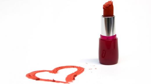 من سيزيل أحمر الشفاه من الحائط!