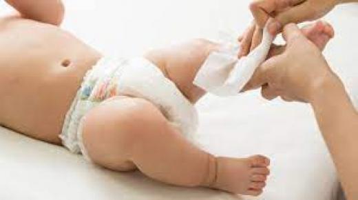 لماذا يجب أن يكون لديك دائمًا علبة مناديل مبللة للأطفال في منزلك