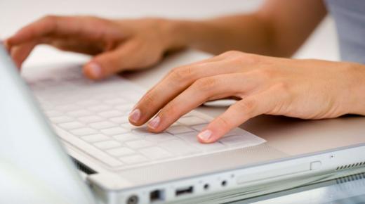 البلاستيك الذي يحمي لنا ارتفاع درجة حرارة الهواتف المحمولة وأجهزة الكمبيوتر المحمولة