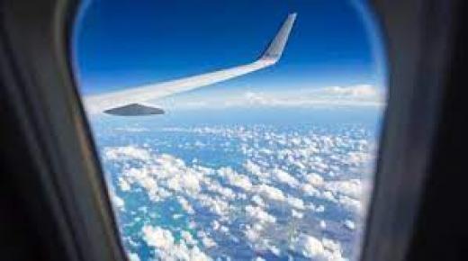 ماذا يحدث عندما يفتح باب الطائرة أثناء الرحلة؟