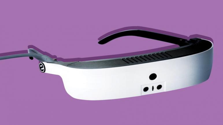 نظارات ESight 3 التي تساعد الأشخاص الذين يعانون من فقدان البصر.