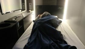 كيف يمكن أن ينتهي الأمر ببعض الأشخاص بالعيش في المطارات لشهور – حتى سنوات – في كل مرة