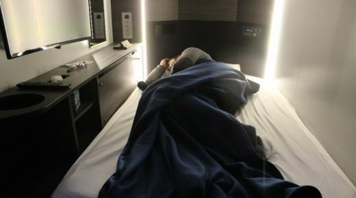 كيف يمكن أن ينتهي الأمر ببعض الأشخاص بالعيش في المطارات لشهور – حتى سنوات – في كل مرة