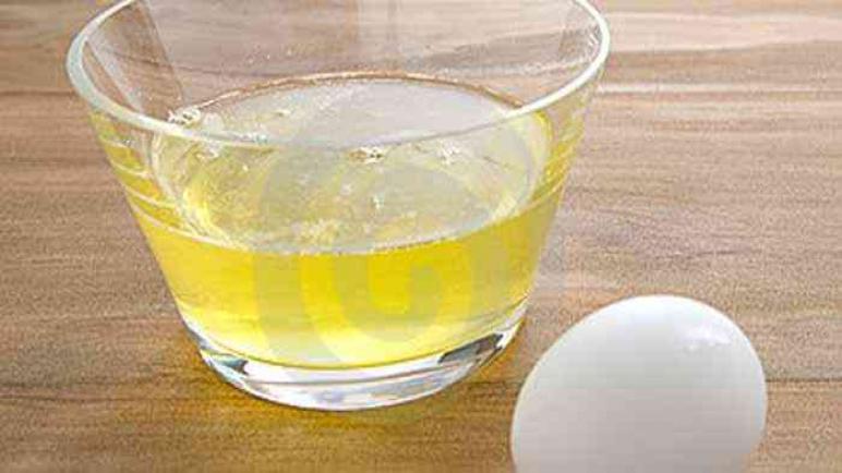 هل بياض البيض النيئ آمن للأكل؟