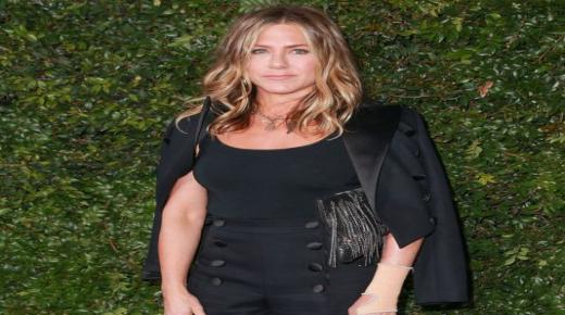 هل ستصبح جينيفر أنيستون أماً؟