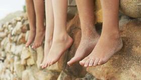 هل ولد البشر ليمشوا حفاة؟