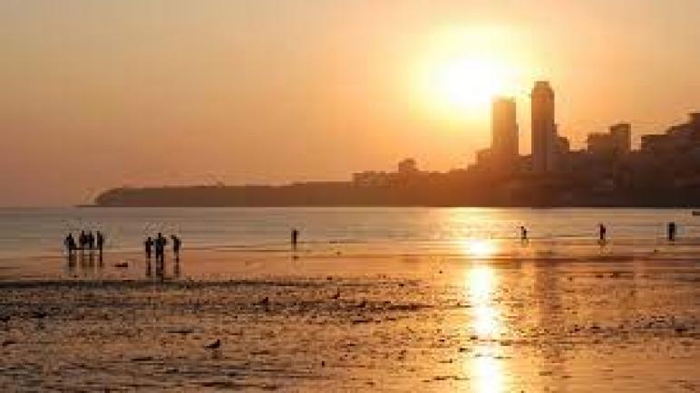 الهند: الشاطئ في مومباي الذي لا يريد أحد السباحة فيه