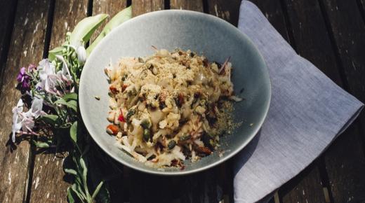 تفاح مبشور مع صلصة طحينة..وجبه إفطار صحيه وسريعه قبل ذهابك للعمل